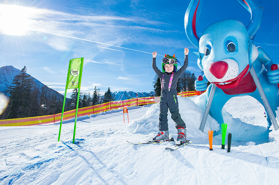 Kinder beim Skifahren in Achenkirch am Achensee